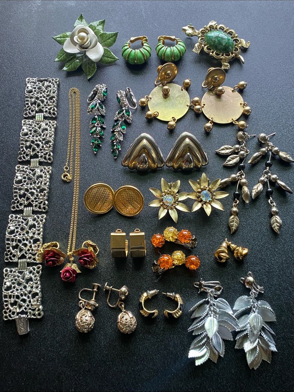 Mixed Vintage 18 pc Jewelry Bundle Earrings Set in Gold, Silver and Green Tones - Picture 1 of 12